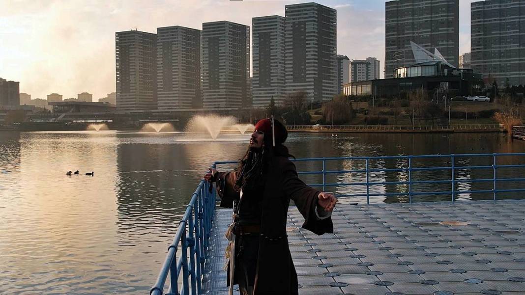 Ankaralı Jack Sparrow, oyun havalarıyla başkenti coşturdu! Görenler telefona sarıldı 7